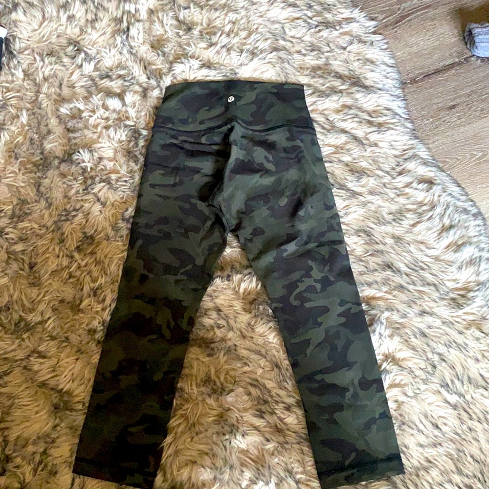 Lululemon camo crop leggings